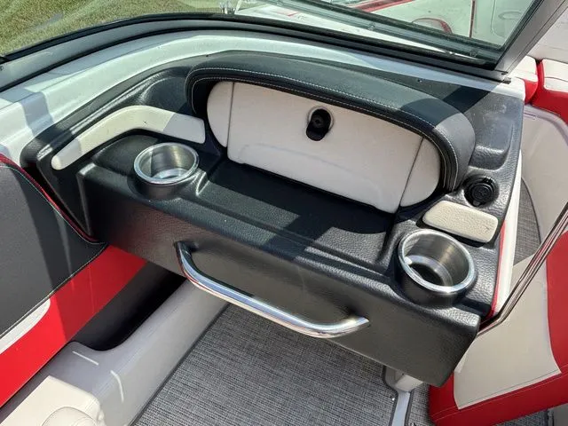 Slide: The Image of Crownline Boats 210 SS 2022 - 19