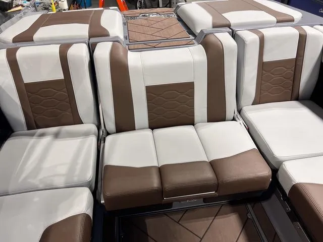 Slide: The Image of Malibu Wakesetter 23 LSV 2025 - 14