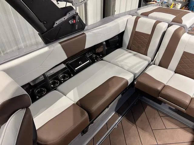 Slide: The Image of Malibu Wakesetter 23 LSV 2025 - 15