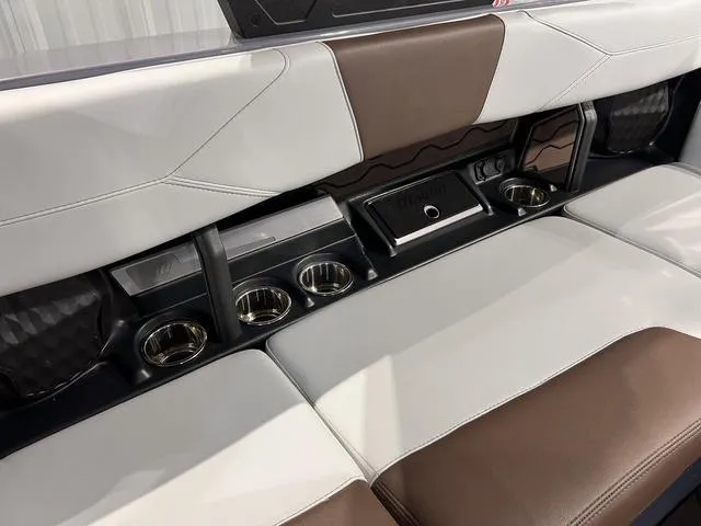 Slide: The Image of Malibu Wakesetter 23 LSV 2025 - 17