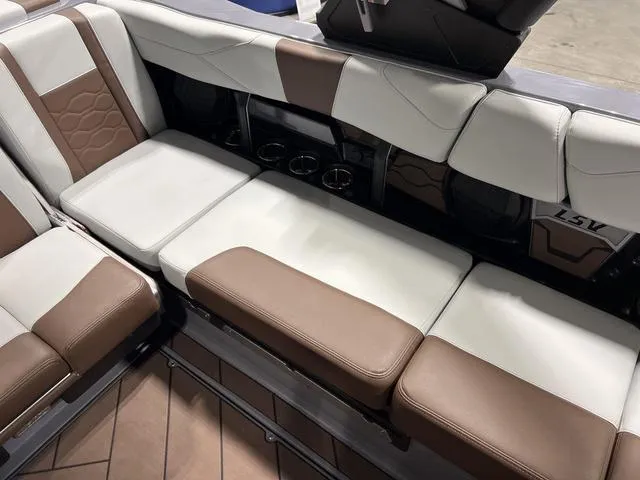 Slide: The Image of Malibu Wakesetter 23 LSV 2025 - 18