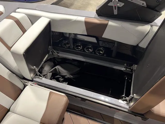 Slide: The Image of Malibu Wakesetter 23 LSV 2025 - 19