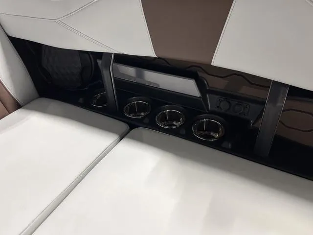 Slide: The Image of Malibu Wakesetter 23 LSV 2025 - 20