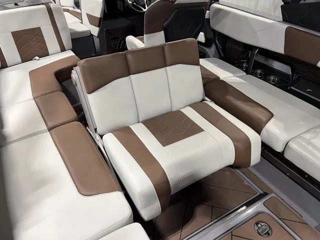 Slide: The Image of Malibu Wakesetter 23 LSV 2025 - 23