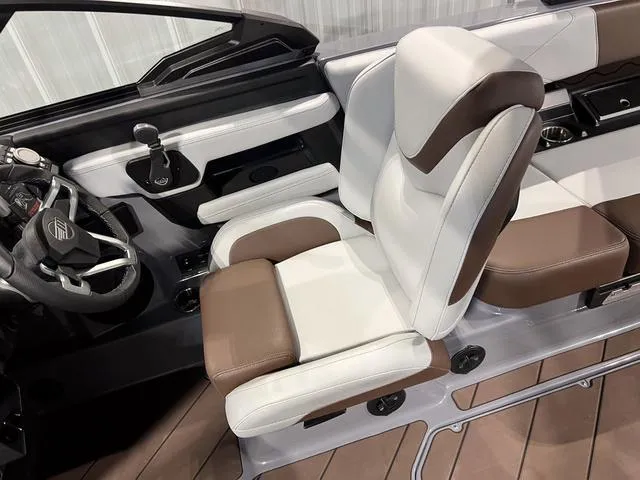 Slide: The Image of Malibu Wakesetter 23 LSV 2025 - 29