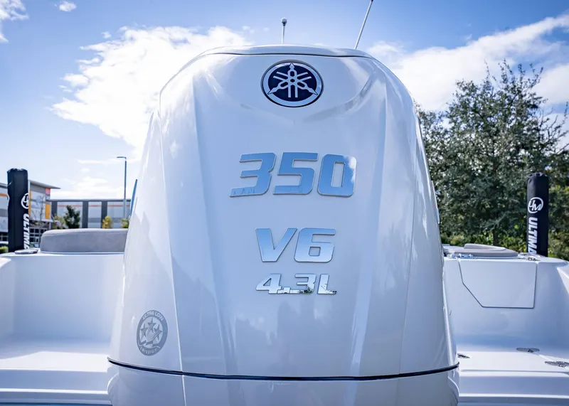 Slide: The Image of Yamaha 350 V6 4.3L engine on 2025 Sea Hunt Ultra 255 SE boat. - 6