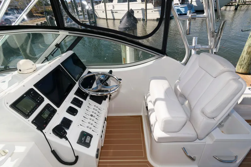 Slide: The Image of Helm of 2005 Stamas 320 Express with Suzuki 350, featuring modern controls and comfortable seating. - 5