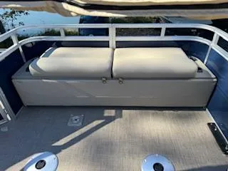 Slide: The Image of Sun Tracker Fishin' Barge 22 DLX 2025 - 85