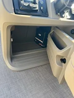 Slide: The Image of Sun Tracker Fishin' Barge 22 DLX 2025 - 94