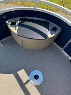 Slide: The Image of Sun Tracker Fishin' Barge 22 DLX 2025 - 97