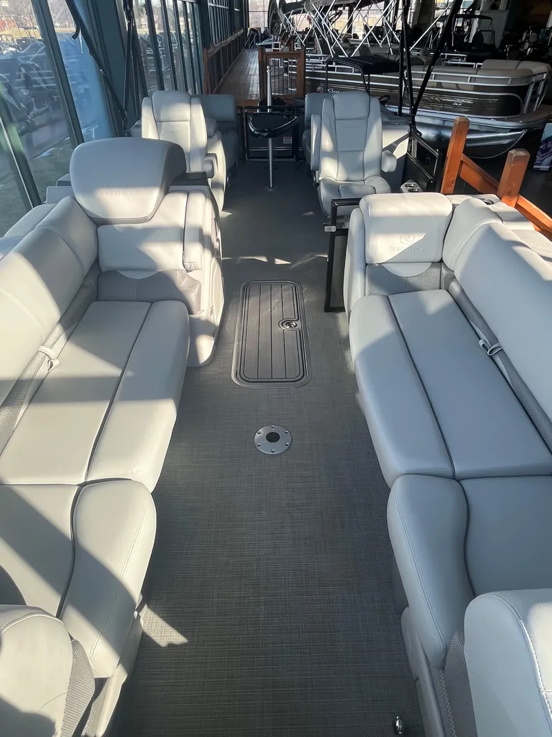 Slide: The Image of Regency 230 DL3 2025 - 79