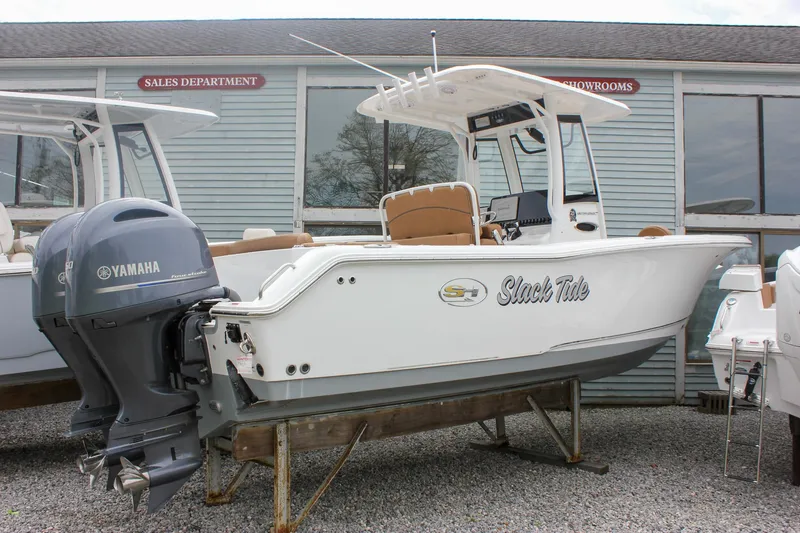 Slide: The Image of 2021 Sea Hunt Ultra 265 SE boat with Yamaha engine displayed at a showroom. - 31