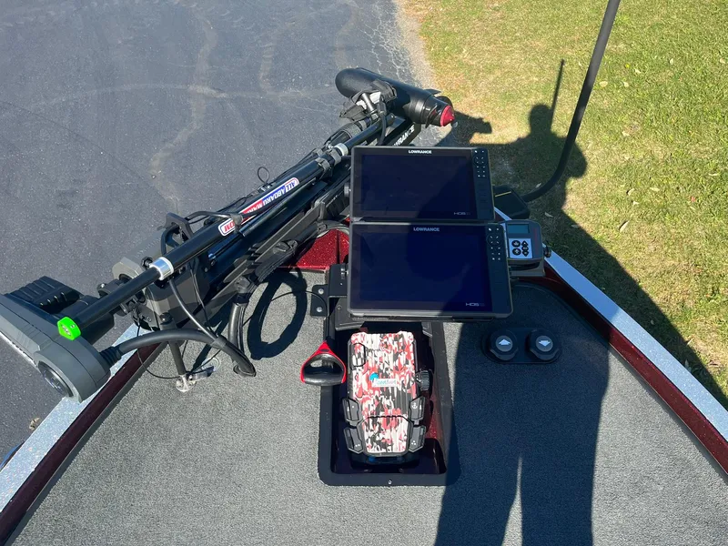 Slide: The Image of 2015 Ranger Z521 Comanche boat with advanced navigation equipment on deck. - 18