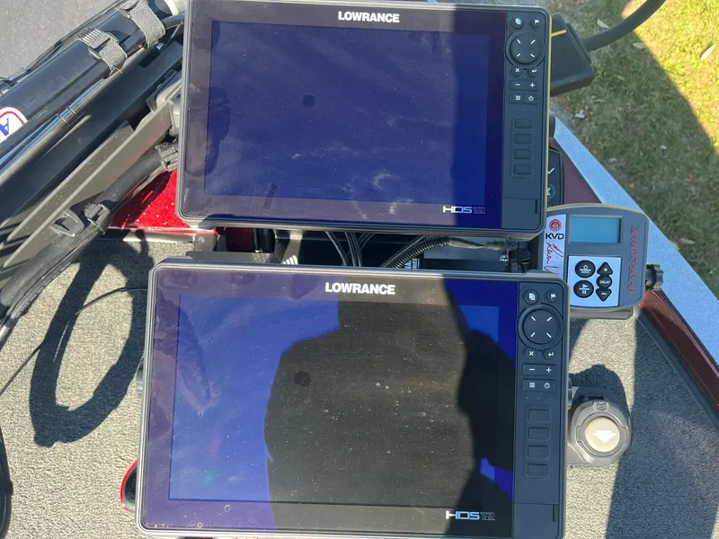 Slide: The Image of Dual Lowrance HDS displays on 2015 Ranger Z521 Comanche boat dashboard. - 22