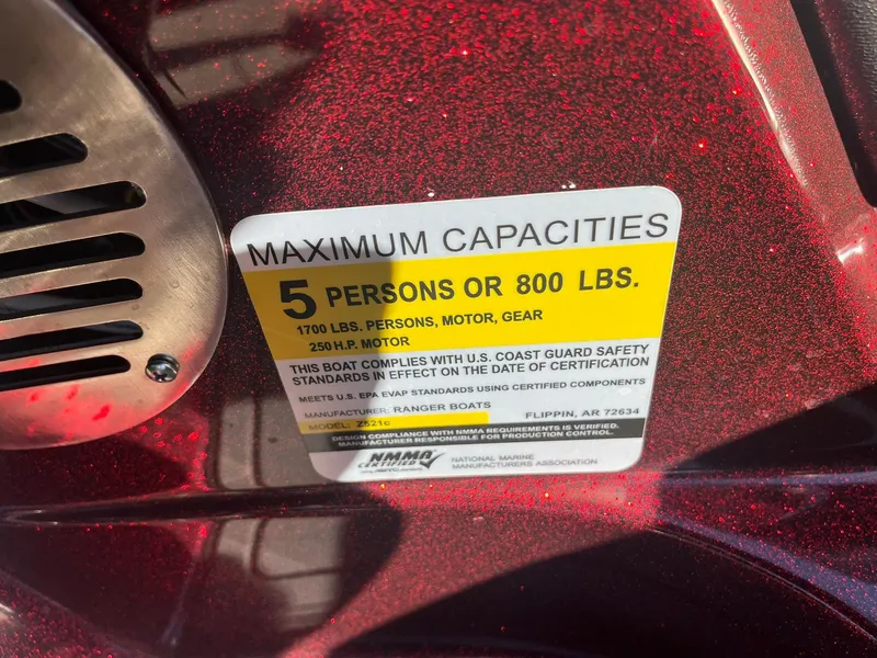 Slide: The Image of Capacity label on 2015 Ranger Z521 Comanche boat, max 5 people or 800 lbs. - 28
