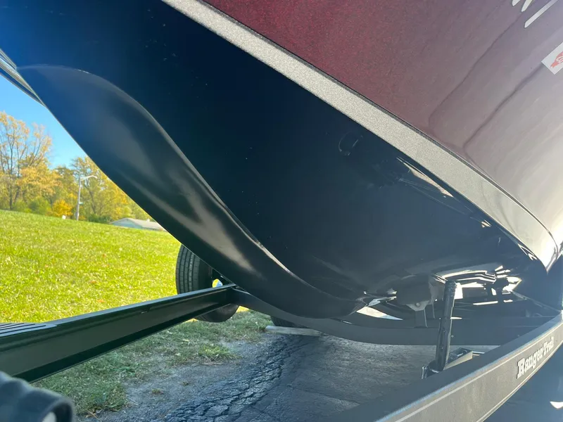Slide: The Image of 2015 Ranger Z521 Comanche boat hull on trailer, side view. - 32