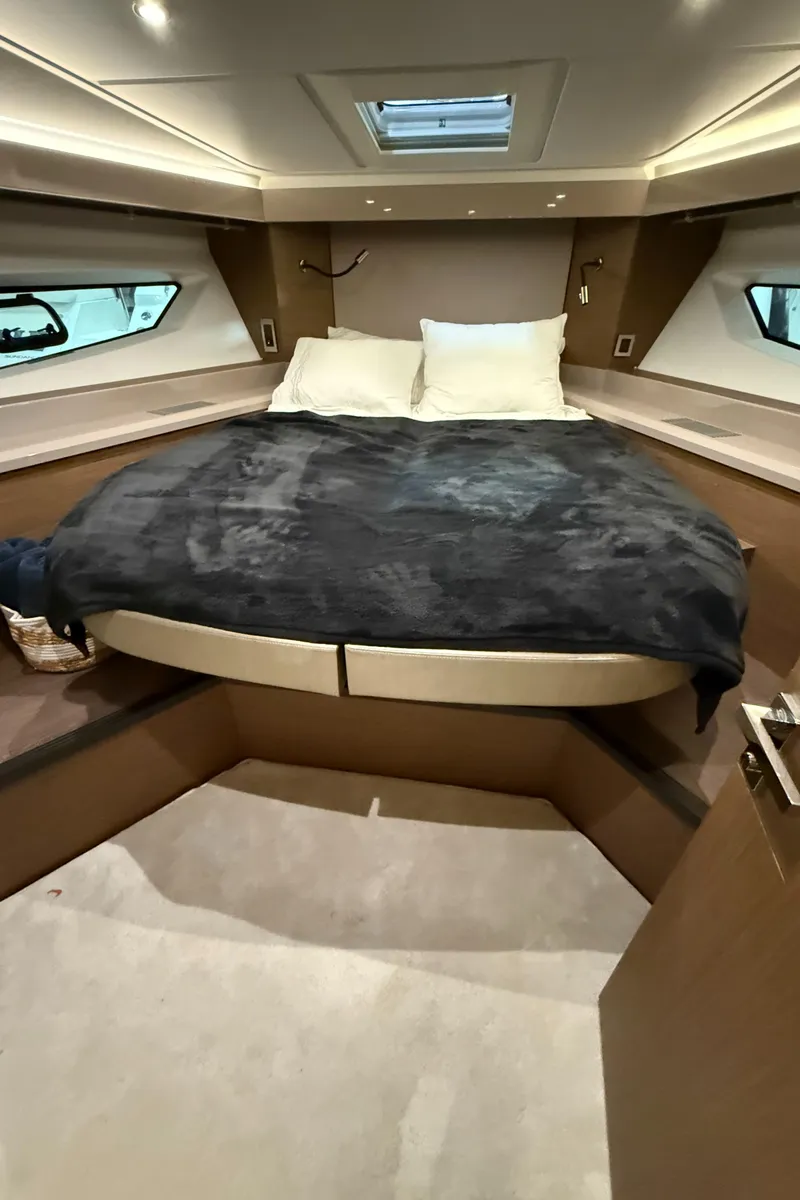 Slide: The Image of VIP split berth - 21