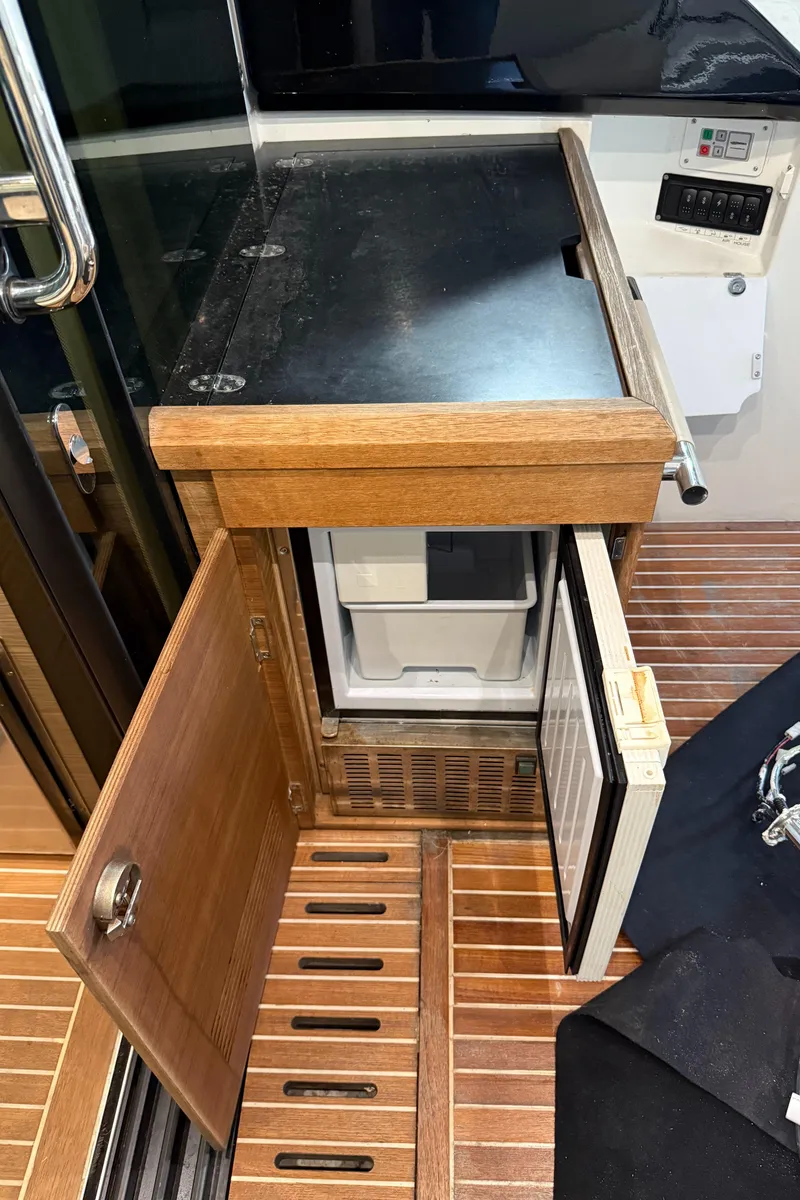 Slide: The Image of Cockpit icemaker and sink - 41