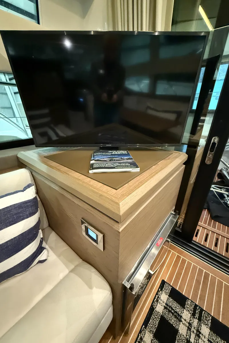 Slide: The Image of Salon TV - 8