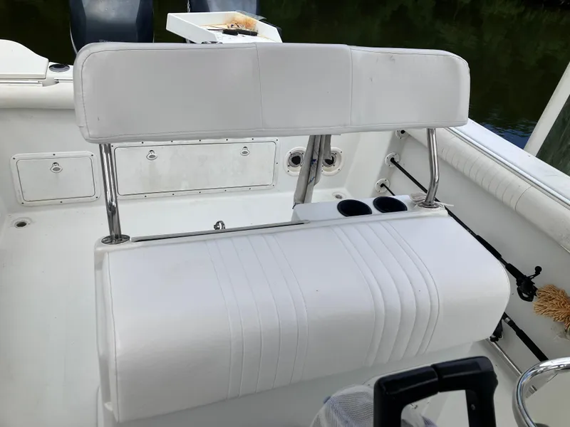 Slide: The Image of White seating on a 2005 Sailfish 266 CC boat with cup holders. - 13
