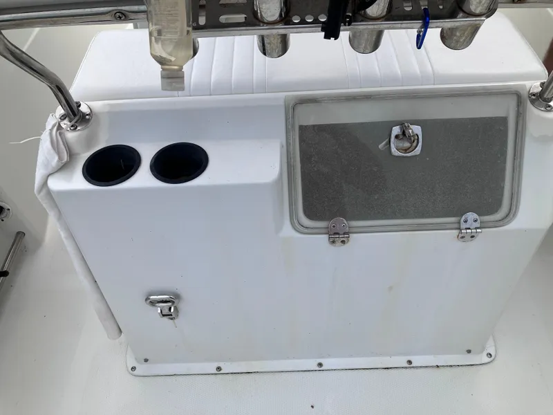 Slide: The Image of Sailfish 266 CC 2005 boat console with cup holders and storage compartment. - 21