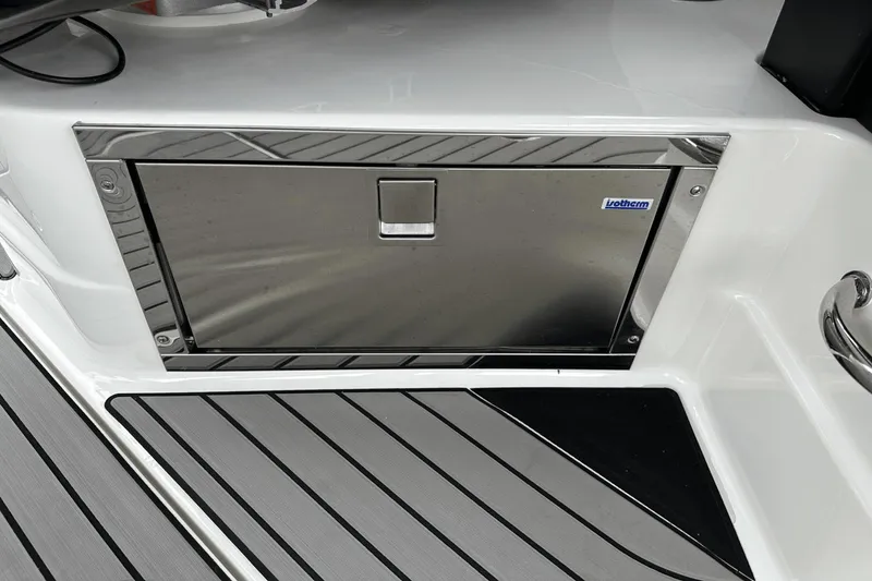 Slide: The Image of Sea Ray SLX 280 2025 - 18