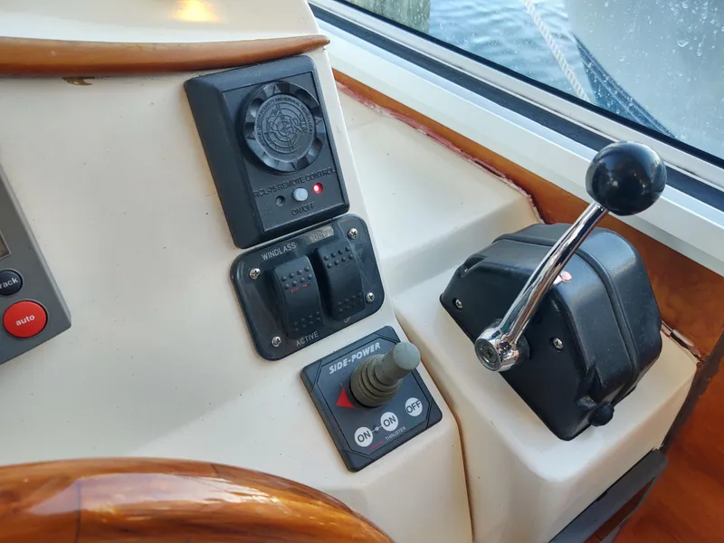 Slide: The Image of Life Savor single lever engine control and thruster joy stick - 33