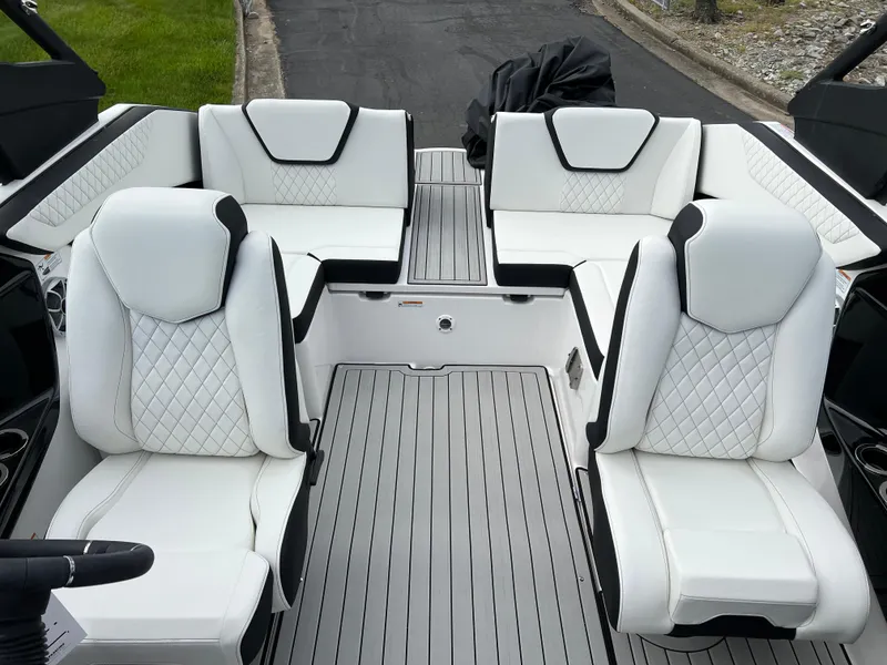 Slide: The Image of 2025 Yamaha Boats 222SE interior with white quilted seats and sleek design. - 20