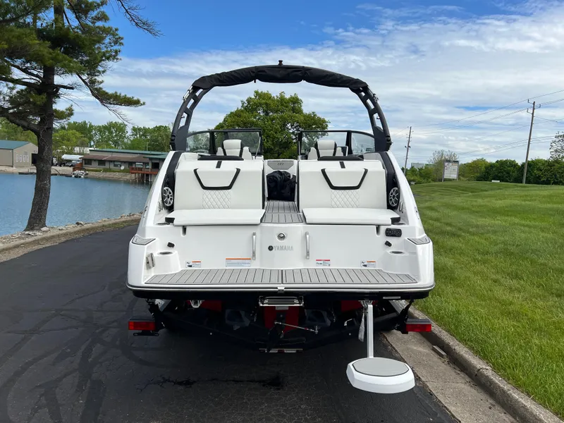 Slide: The Image of 2025 Yamaha Boats 222SE on a lakeside road, showcasing sleek design and modern features. - 5