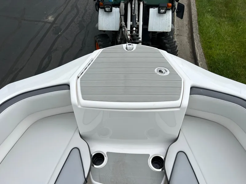 Slide: The Image of 2025 Yamaha Boats AR250 bow area with seating and cup holders. - 18