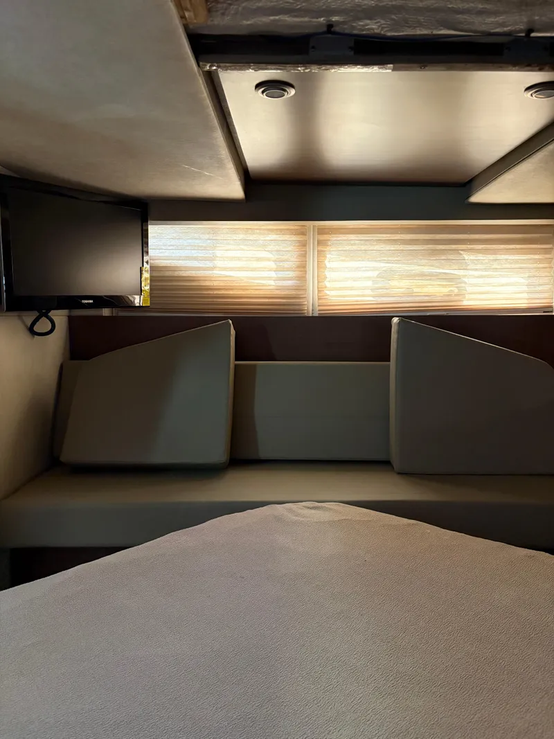 Slide: The Image of Sea Ray 370 Venture 2014 - 43