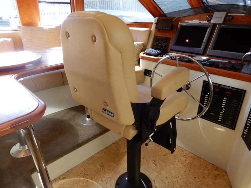 Slide: The Image of Captain's chair and helm in 2008 Bracewell Pacesetter 540 yacht interior. - 8