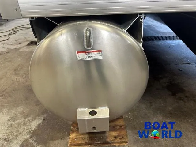 Slide: The Image of 2025 Princecraft Vectra 21 RL SS pontoon detail at Boat World showroom. - 31