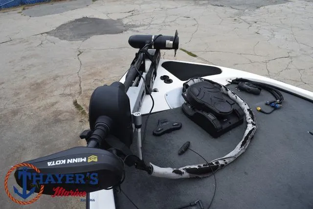 Slide: The Image of 2007 Stratos 176XT boat deck with Minn Kota trolling motor. - 12