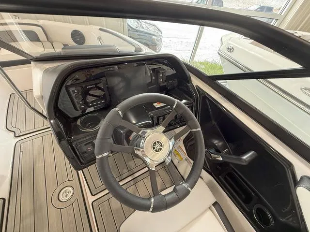 Slide: The Image of Yamaha 195S 2025 - 18