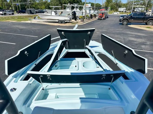 Slide: The Image of East Cape 25 Hybrid 2024 - 14