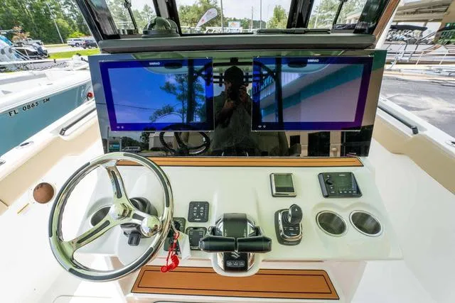 Slide: The Image of Sea Pro 322 Offshore 2025 - 16