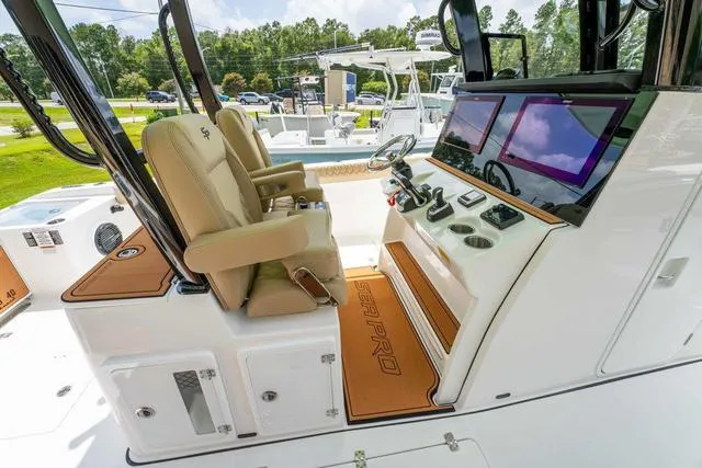 Slide: The Image of Sea Pro 322 Offshore 2025 - 17