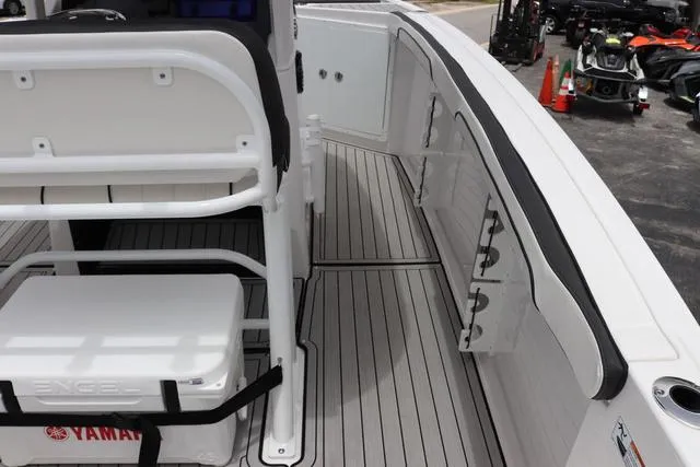 Slide: The Image of Yamaha 255 FSH SPORT H-YACHT BLU 2025 - 13