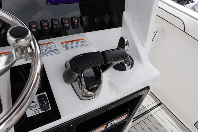 Slide: The Image of Yamaha 255 FSH SPORT H-YACHT BLU 2025 - 18