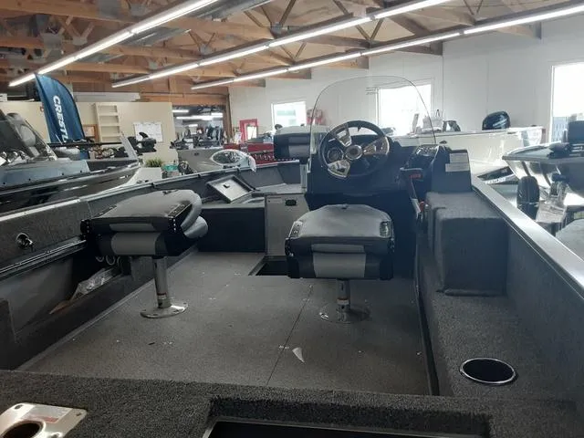 Slide: The Image of Lowe Fishing Machine 1675SC 2025 - 5