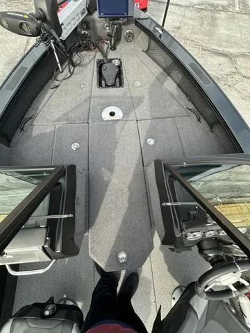 Slide: The Image of 2024 Lund 2175 Pro-V Sport tachometer displaying 12.6 volts and 40.6 hours. - 14