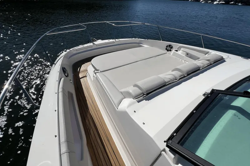 Slide: The Image of Sea Ray 320 Sundancer 2022 - 38