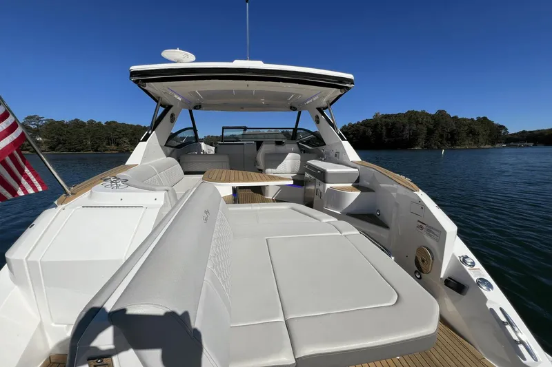 Slide: The Image of Sea Ray 320 Sundancer 2022 - 63