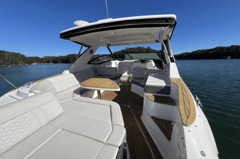 Slide: The Image of Sea Ray 320 Sundancer 2022 - 65