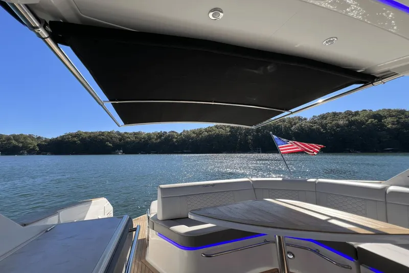 Slide: The Image of Sea Ray 320 Sundancer 2022 - 77