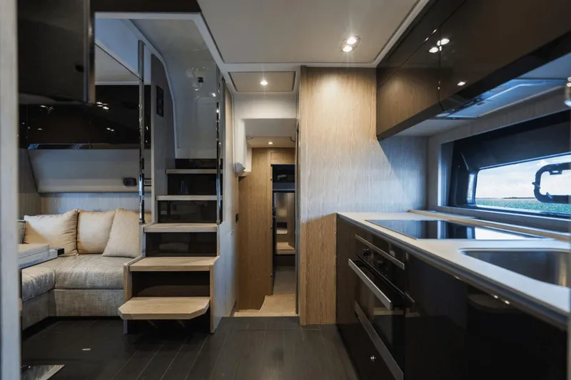 Slide: The Image of Azimut Atlantis 51 2021 - 37