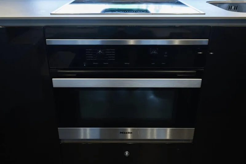 Slide: The Image of Azimut Atlantis 51 2021 - 40