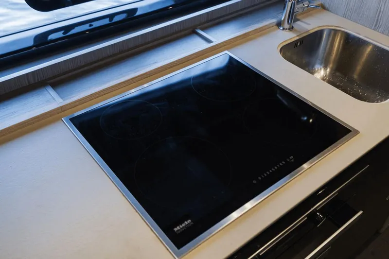 Slide: The Image of Azimut Atlantis 51 2021 - 41