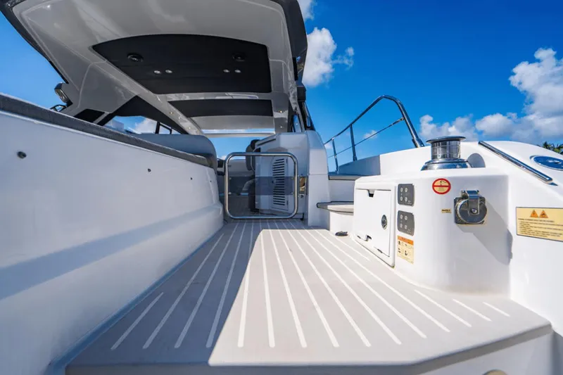 Slide: The Image of Azimut Atlantis 51 2021 - 70